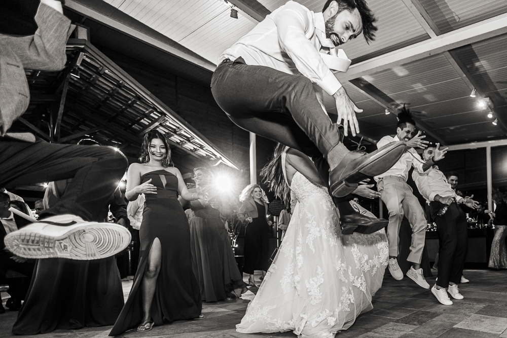fotos de casamento casal se divertindo na festabalada de casamento noivos dançando e bebendo fotografa   nayaraandrade fotos artisticas e emocionantes 