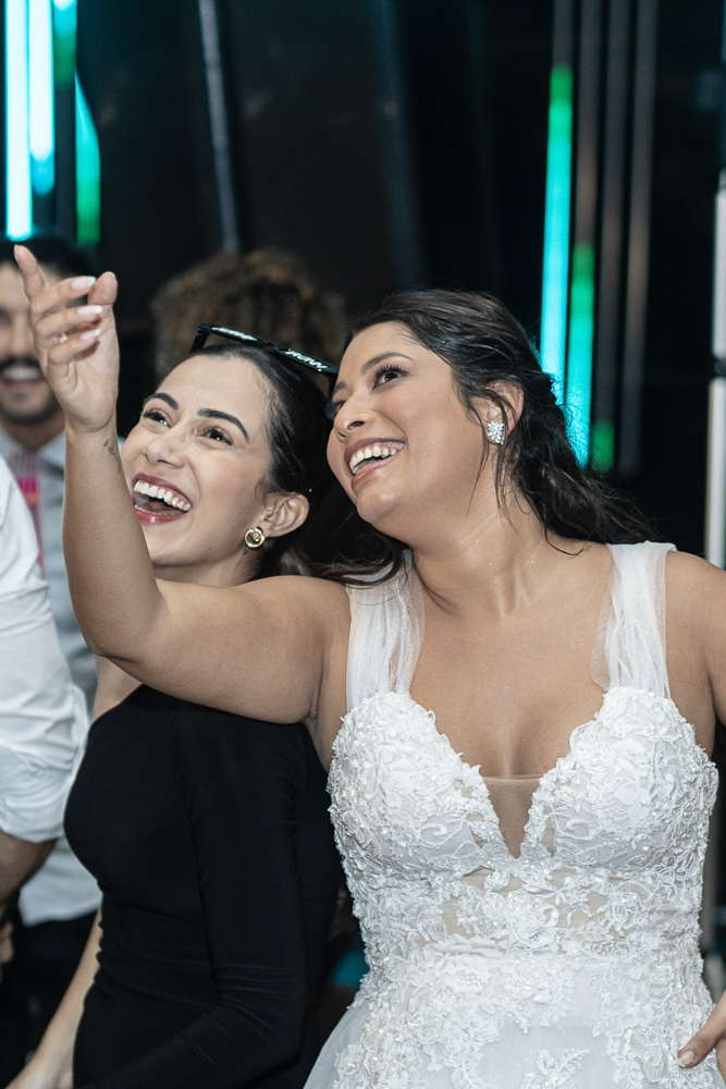 fotos de casamento casal se divertindo na festabalada de casamento noivos dançando e bebendo fotografa   nayaraandrade fotos artisticas e emocionantes 