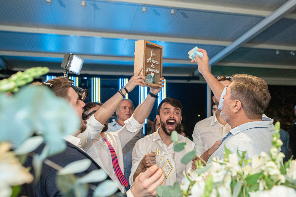 fotos de casamento casal se divertindo na festabalada de casamento noivos dançando e bebendo fotografa   nayaraandrade fotos artisticas e emocionantes 