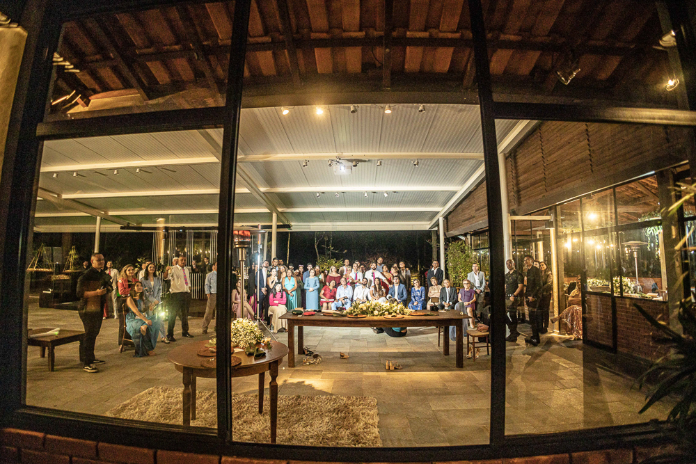 fotos de casamento casal se divertindo na festabalada de casamento noivos dançando e bebendo fotografa   nayaraandrade fotos artisticas e emocionantes 