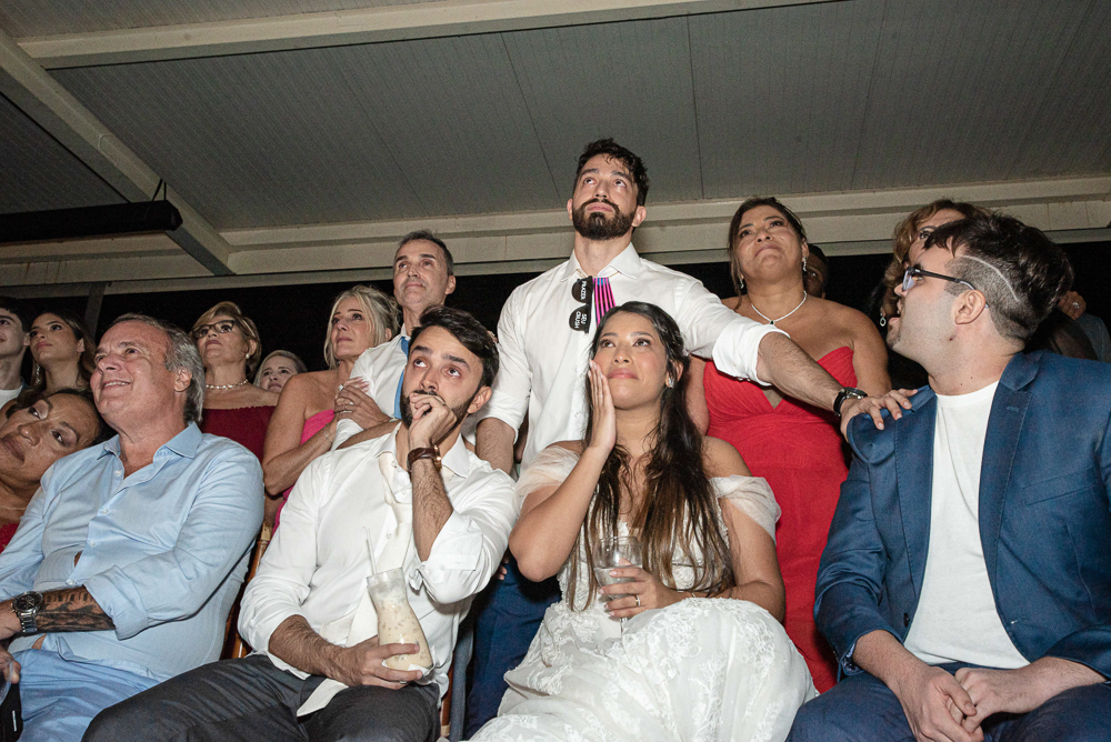 fotos de casamento casal se divertindo na festabalada de casamento noivos dançando e bebendo fotografa   nayaraandrade fotos artisticas e emocionantes 