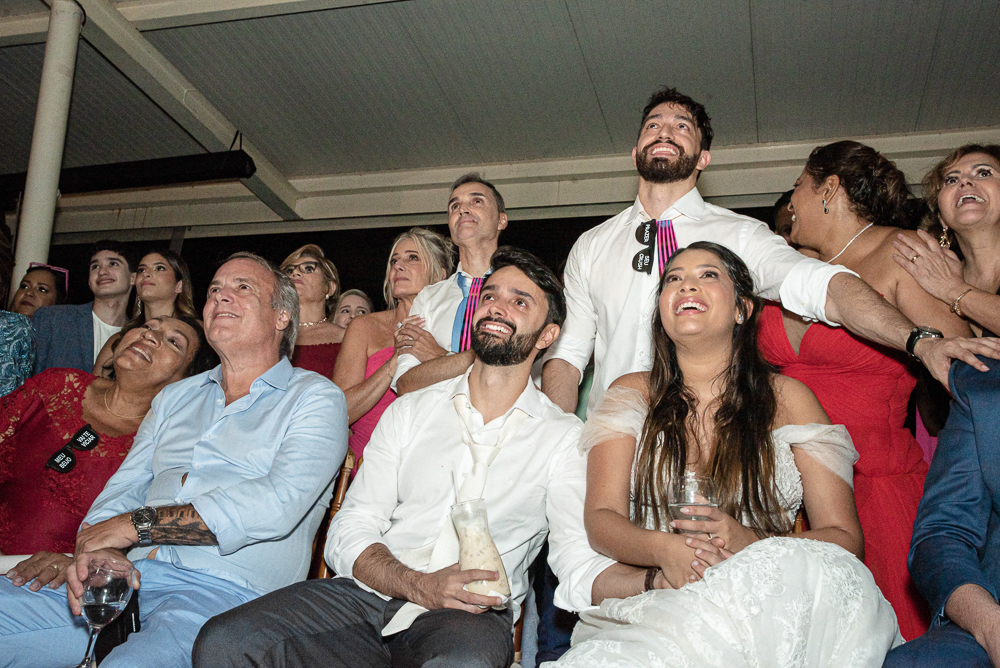 fotos de casamento casal se divertindo na festabalada de casamento noivos dançando e bebendo fotografa   nayaraandrade fotos artisticas e emocionantes 