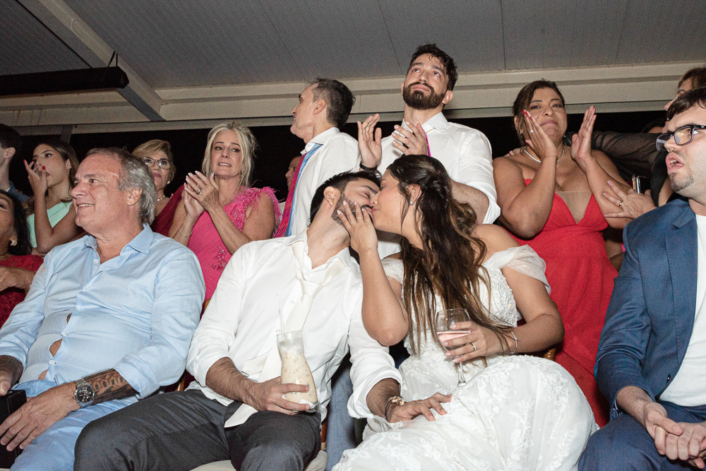 fotos de casamento casal se divertindo na festabalada de casamento noivos dançando e bebendo fotografa   nayaraandrade fotos artisticas e emocionantes 