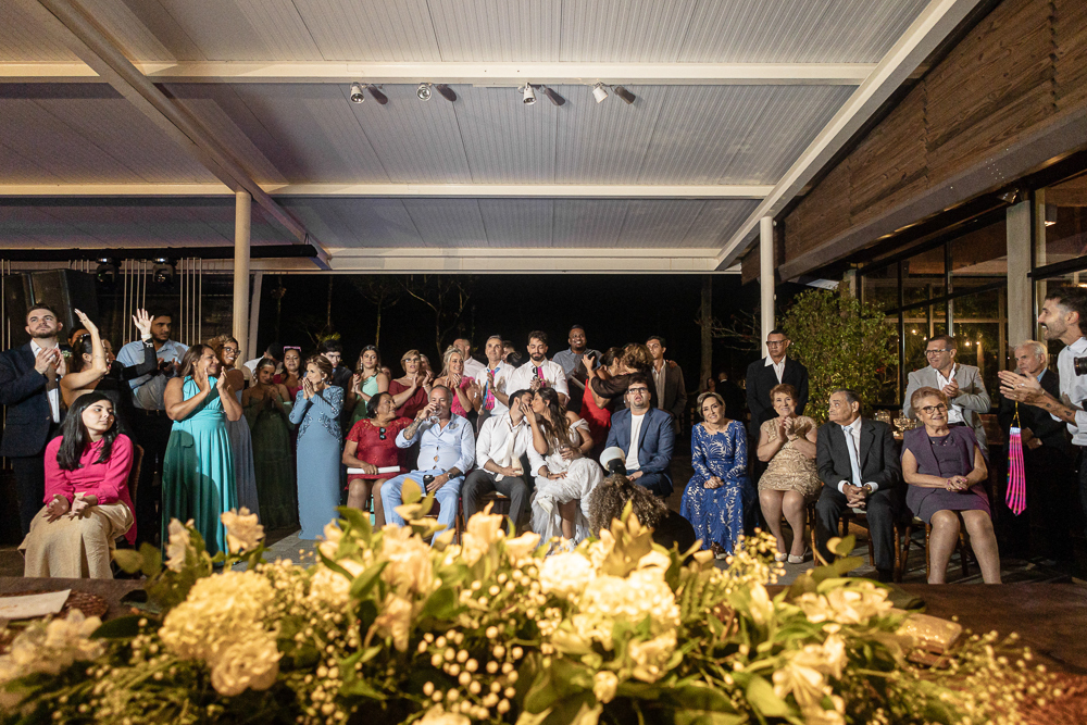 fotos de casamento casal se divertindo na festabalada de casamento noivos dançando e bebendo fotografa   nayaraandrade fotos artisticas e emocionantes 