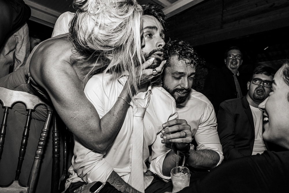 fotos de casamento casal se divertindo na festabalada de casamento noivos dançando e bebendo fotografa   nayaraandrade fotos artisticas e emocionantes 
