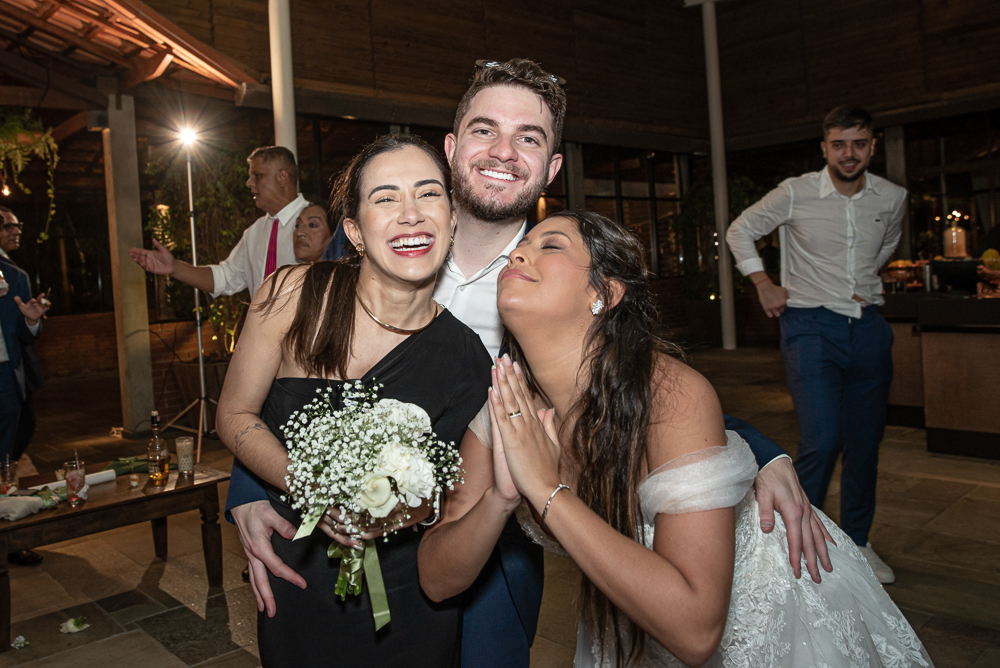 fotos de casamento casal se divertindo na festabalada de casamento noivos dançando e bebendo fotografa   nayaraandrade fotos artisticas e emocionantes 