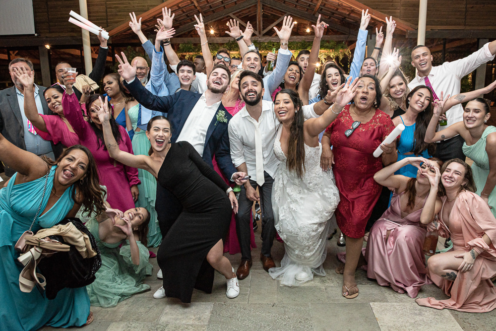 fotos de casamento casal se divertindo na festabalada de casamento noivos dançando e bebendo fotografa   nayaraandrade fotos artisticas e emocionantes 