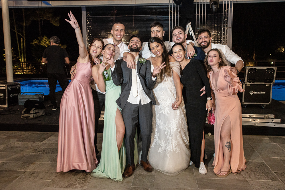 fotos de casamento casal se divertindo na festabalada de casamento noivos dançando e bebendo fotografa   nayaraandrade fotos artisticas e emocionantes 