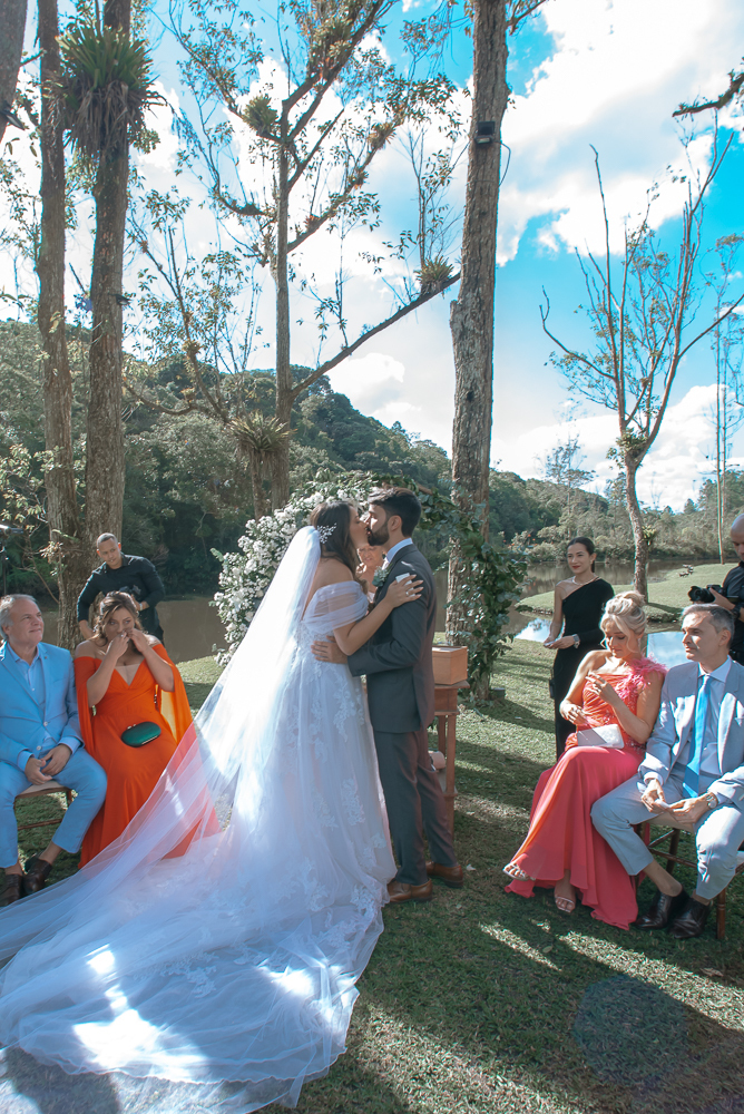 casamento de dia no espaço serra do mar casamento no lago ao ar livre estilo rustico noiva de mantilha fotos artisticas e emonionantes da fotografa premiada nayara andrade fotos espontaneas de casamento inspiração inspiracao 