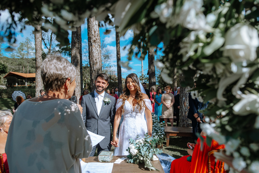 casamento de dia no espaço serra do mar casamento no lago ao ar livre estilo rustico noiva de mantilha fotos artisticas e emonionantes da fotografa premiada nayara andrade fotos espontaneas de casamento inspiração inspiracao 