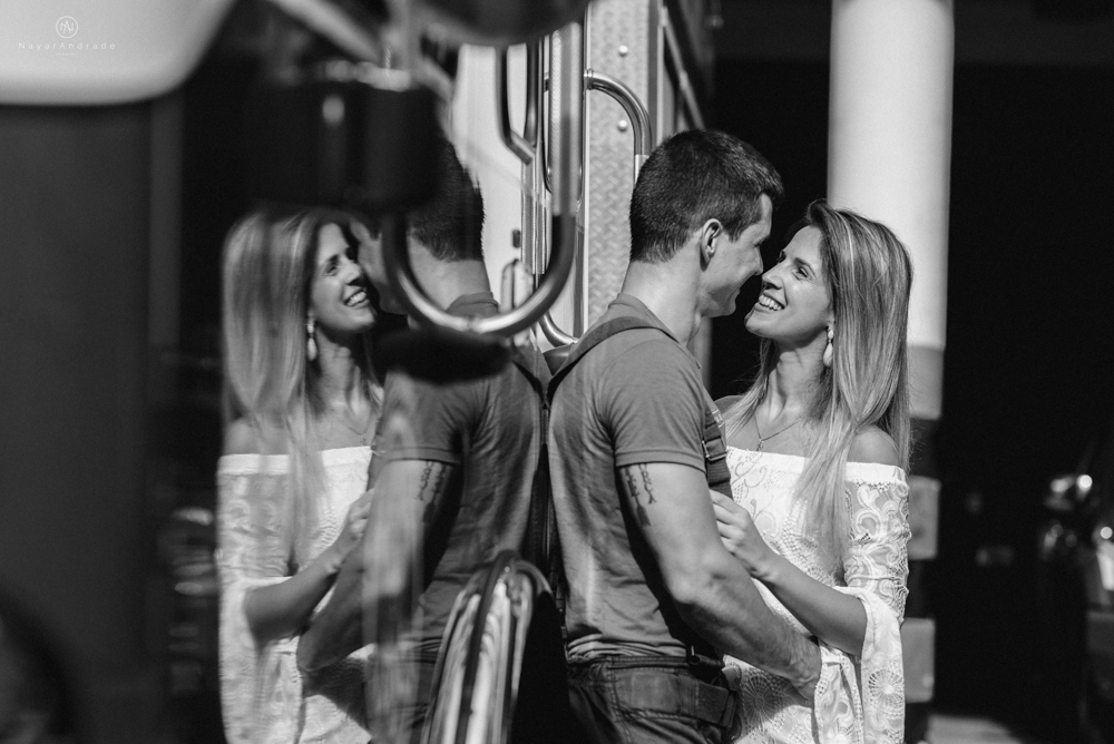 Ensaio pre wedding casal com noivo bombeiro no corpo de bombeiros batalhao, E session romantico com água, farda, chuva e muito amor feito em Santos, litoral de Sao Paulo pela fotografa Nayara Andrade imagiart