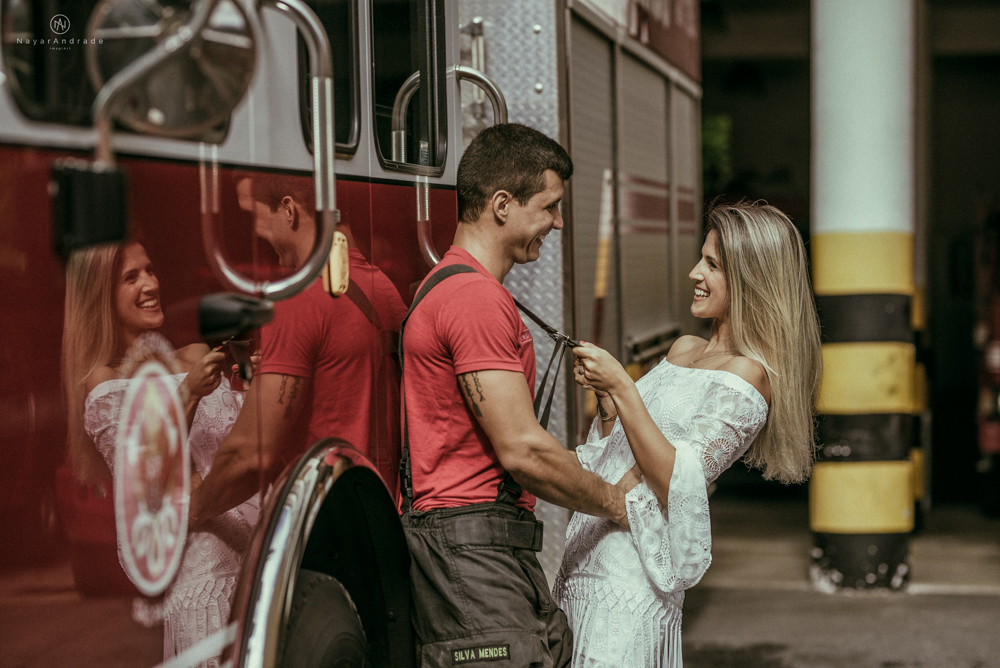 Ensaio pre wedding casal com noivo bombeiro no corpo de bombeiros batalhao, E session romantico com água, farda, chuva e muito amor feito em Santos, litoral de Sao Paulo pela fotografa Nayara Andrade imagiart