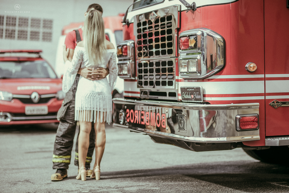 Ensaio pre wedding casal com noivo bombeiro no corpo de bombeiros batalhao, E session romantico com água, farda, chuva e muito amor feito em Santos, litoral de Sao Paulo pela fotografa Nayara Andrade imagiart