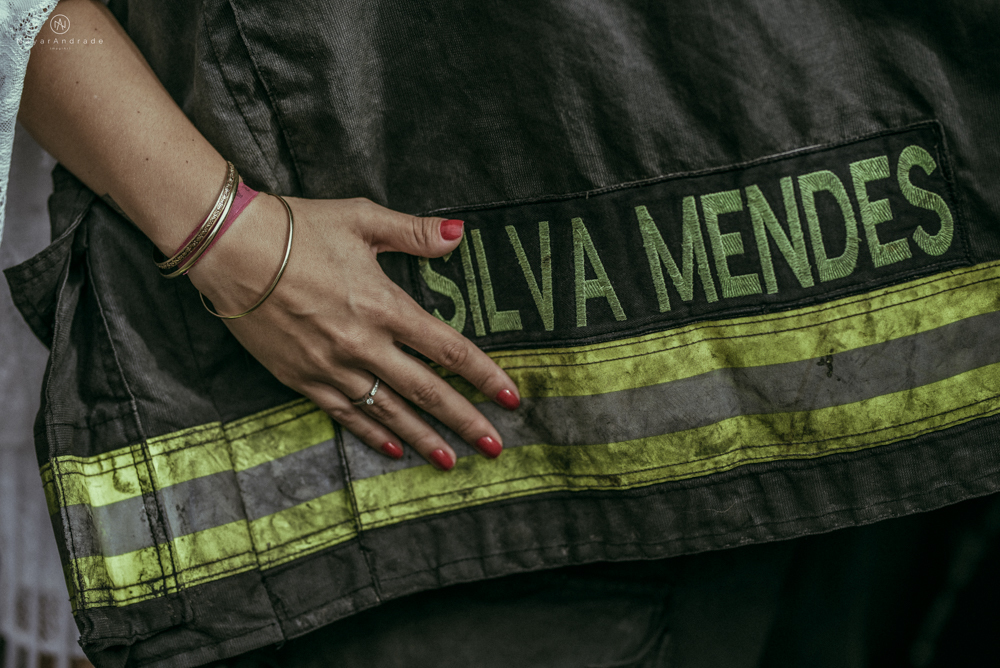 Ensaio pre wedding casal com noivo bombeiro no corpo de bombeiros batalhao, E session romantico com água, farda, chuva e muito amor feito em Santos, litoral de Sao Paulo pela fotografa Nayara Andrade imagiart