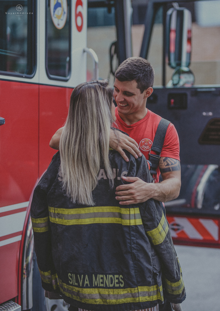Ensaio pre wedding casal com noivo bombeiro no corpo de bombeiros batalhao, E session romantico com água, farda, chuva e muito amor feito em Santos, litoral de Sao Paulo pela fotografa Nayara Andrade imagiart