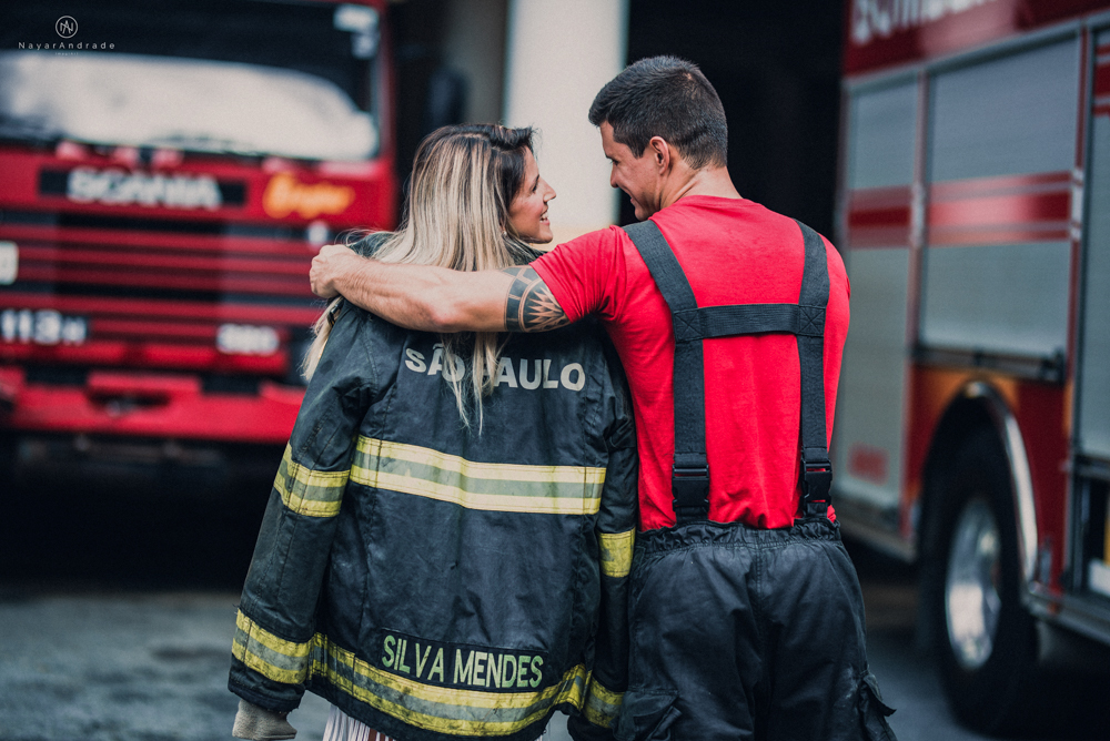 Ensaio pre wedding casal com noivo bombeiro no corpo de bombeiros batalhao, E session romantico com água, farda, chuva e muito amor feito em Santos, litoral de Sao Paulo pela fotografa Nayara Andrade imagiart