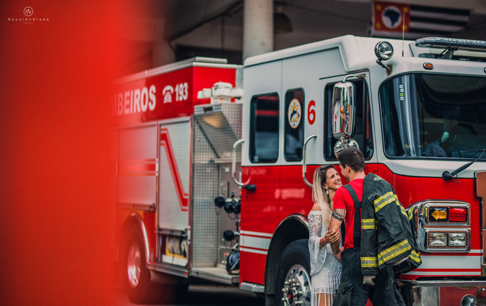 Ensaio pre wedding casal com noivo bombeiro no corpo de bombeiros batalhao, E session romantico com água, farda, chuva e muito amor feito em Santos, litoral de Sao Paulo pela fotografa Nayara Andrade imagiart