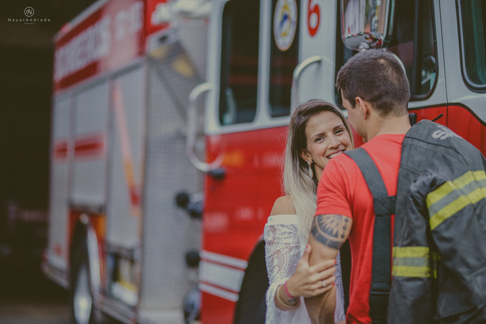 Ensaio pre wedding casal com noivo bombeiro no corpo de bombeiros batalhao, E session romantico com água, farda, chuva e muito amor feito em Santos, litoral de Sao Paulo pela fotografa Nayara Andrade imagiart