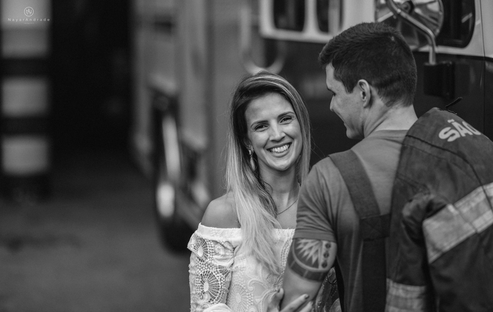 Ensaio pre wedding casal com noivo bombeiro no corpo de bombeiros batalhao, E session romantico com água, farda, chuva e muito amor feito em Santos, litoral de Sao Paulo pela fotografa Nayara Andrade imagiart