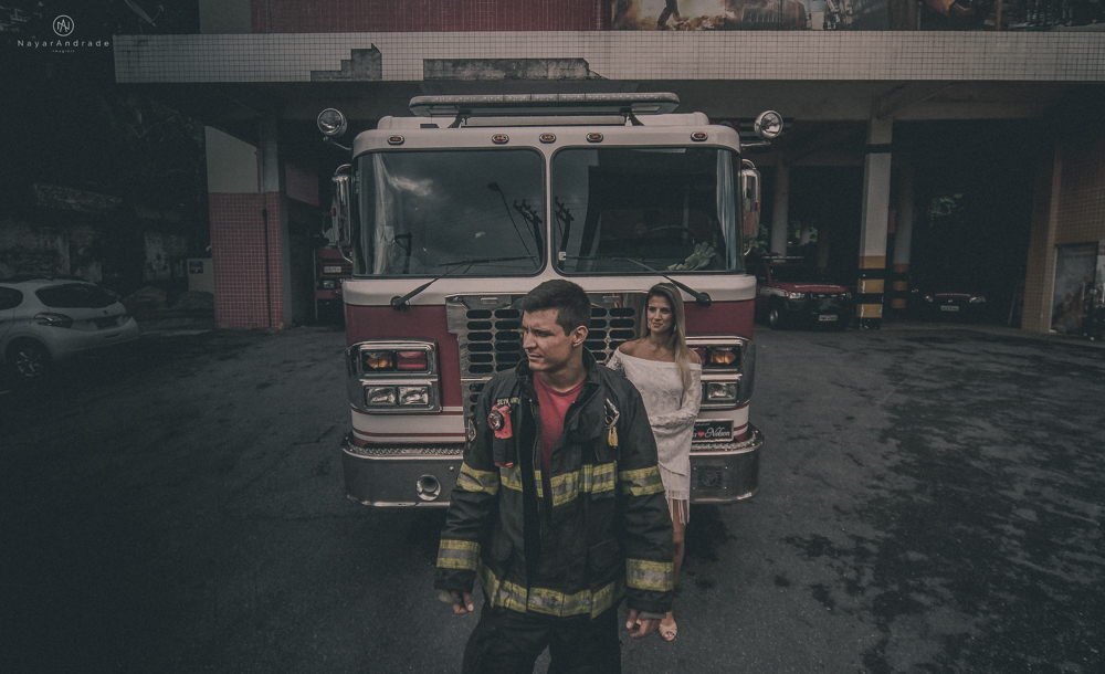 Ensaio pre wedding casal com noivo bombeiro no corpo de bombeiros , litoral de Sao Paulo pela fotografa premiada batalhao, E session romantico com água, farda, chuva e muito amor feito em Santos, litoral de Sao Paulo pela fotografa Nayara Andrade imagiart