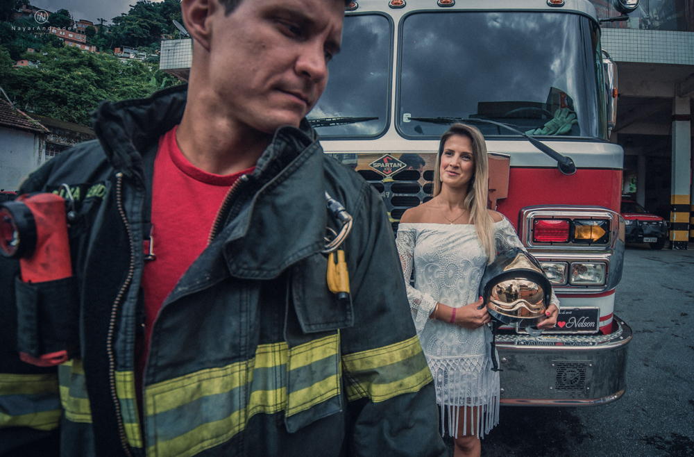Ensaio pre wedding casal com noivo bombeiro no corpo de bombeiros , litoral de Sao Paulo pela fotografa premiada batalhao, E session romantico com água, farda, chuva e muito amor feito em Santos, litoral de Sao Paulo pela fotografa Nayara Andrade imagiart