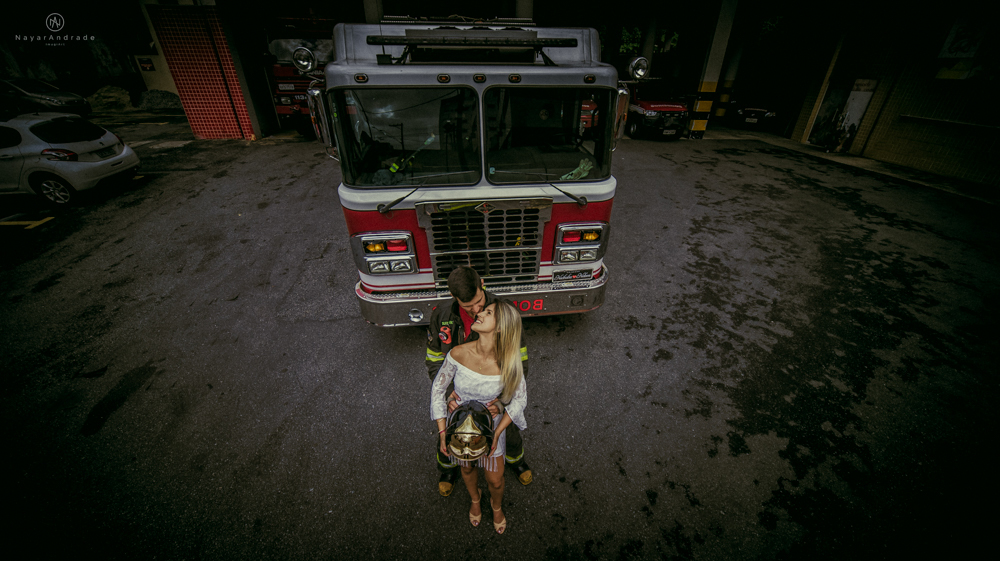 Ensaio pre wedding casal com noivo bombeiro no corpo de bombeiros batalhao, E session romantico com água, farda, chuva e muito amor feito em Santos, litoral de Sao Paulo pela fotografa Nayara Andrade imagiart