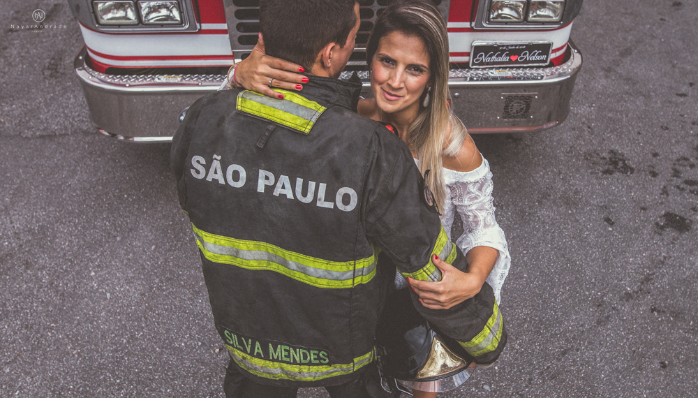 Ensaio pre wedding casal com noivo bombeiro no corpo de bombeiros , litoral de Sao Paulo pela fotografa premiada batalhao, E session romantico com água, farda, chuva e muito amor feito em Santos, litoral de Sao Paulo pela fotografa Nayara Andrade imagiart