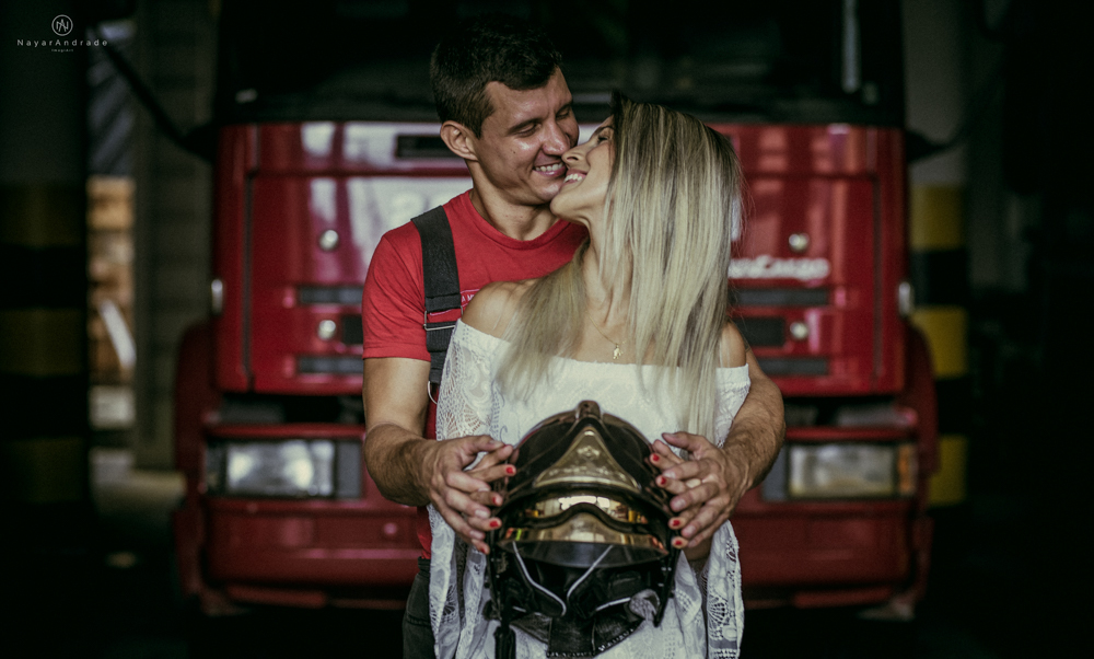 Ensaio pre wedding casal com noivo bombeiro no corpo de bombeiros batalhao, E session romantico com água, farda, chuva e muito amor feito em Santos, litoral de Sao Paulo pela fotografa Nayara Andrade imagiart