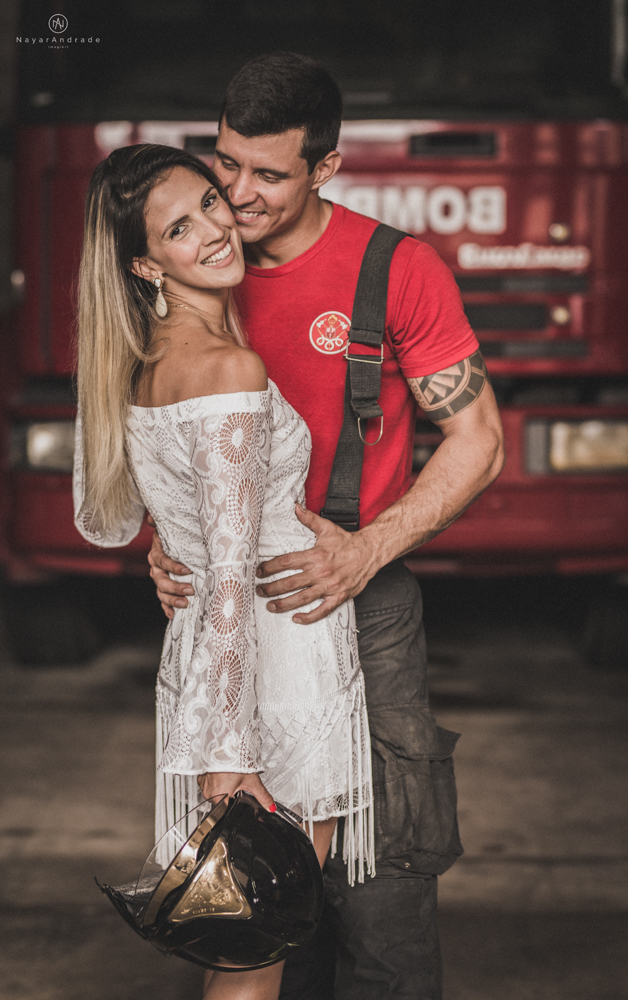 Ensaio pre wedding casal com noivo bombeiro no corpo de bombeiros batalhao, E session romantico com água, farda, chuva e muito amor feito em Santos, litoral de Sao Paulo pela fotografa Nayara Andrade imagiart