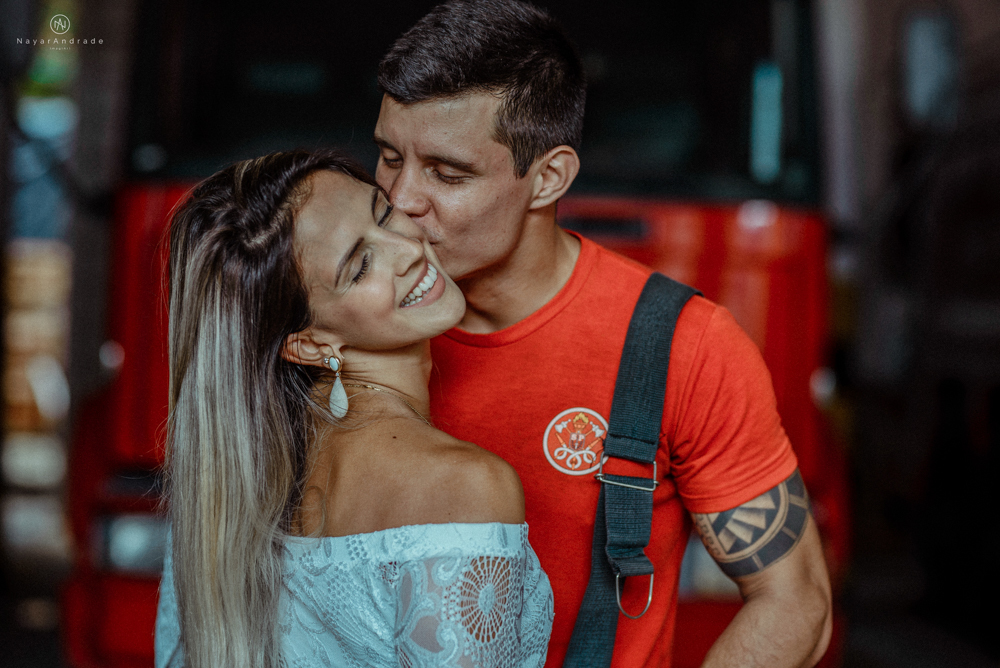 Ensaio pre wedding casal com noivo bombeiro no corpo de bombeiros batalhao, E session romantico com água, farda, chuva e muito amor feito em Santos, litoral de Sao Paulo pela fotografa Nayara Andrade imagiart