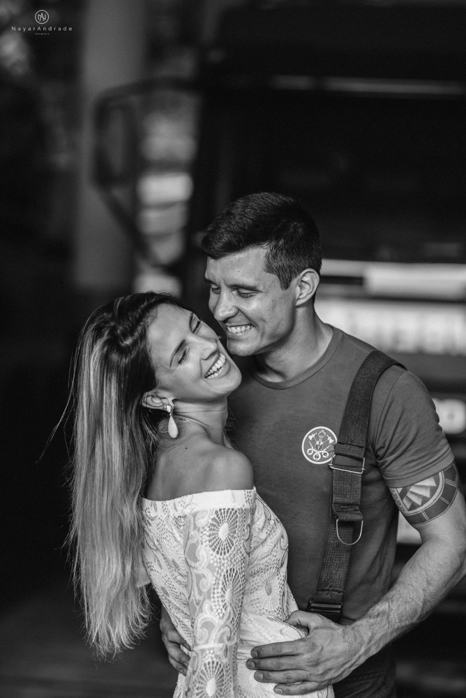 Ensaio pre wedding casal com noivo bombeiro no corpo de bombeiros , litoral de Sao Paulo pela fotografa premiada batalhao, E session romantico com água, farda, chuva e muito amor feito em Santos, litoral de Sao Paulo pela fotografa Nayara Andrade imagiart