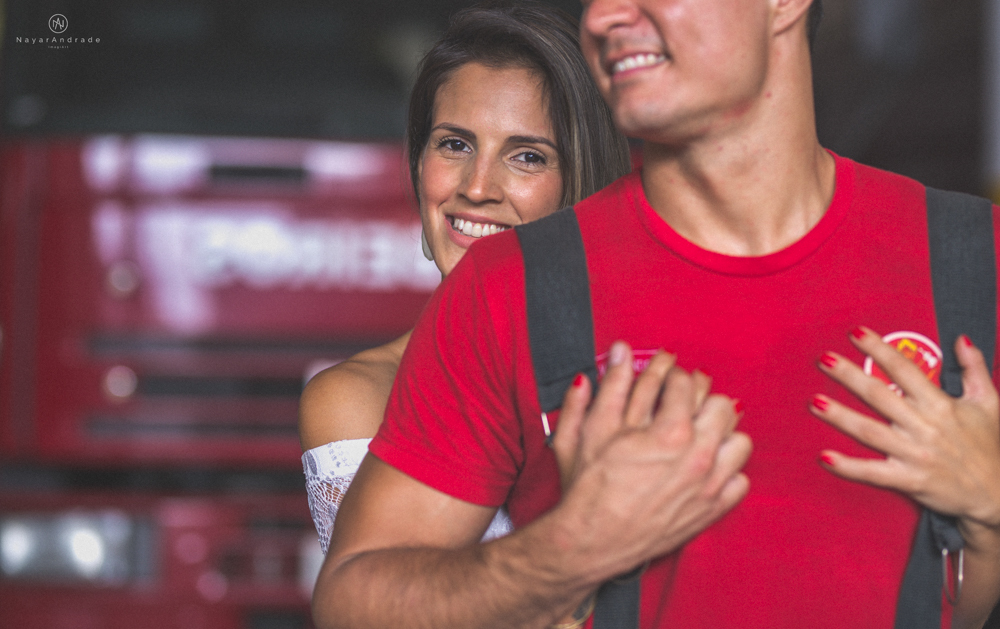 Ensaio pre wedding casal com noivo bombeiro no corpo de bombeiros batalhao, E session romantico com água, farda, chuva e muito amor feito em Santos, litoral de Sao Paulo pela fotografa Nayara Andrade imagiart