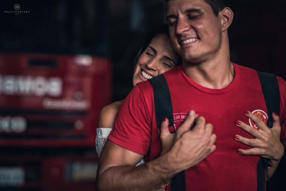Ensaio pre wedding casal com noivo bombeiro no corpo de bombeiros batalhao, E session romantico com água, farda, chuva e muito amor feito em Santos, litoral de Sao Paulo pela fotografa Nayara Andrade imagiart