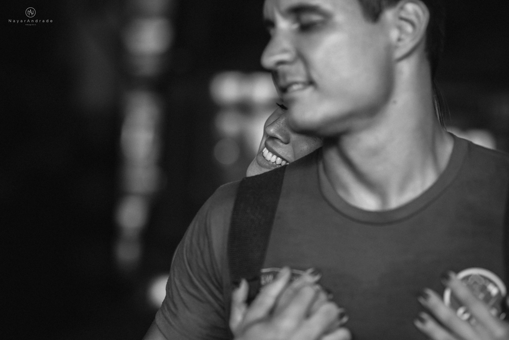 Ensaio pre wedding casal com noivo bombeiro no corpo de bombeiros batalhao, E session romantico com , litoral de Sao Paulo pela fotografa premiada água, farda, chuva e muito amor feito em Santos, litoral de Sao Paulo pela fotografa Nayara Andrade imagiart