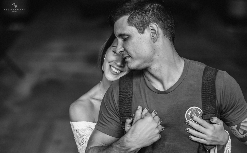 Ensaio pre wedding casal com noivo bombeiro no corpo de bombeiros , litoral de Sao Paulo pela fotografa premiada batalhao, E session romantico com água, farda, chuva e muito amor feito em Santos, litoral de Sao Paulo pela fotografa Nayara Andrade imagiart