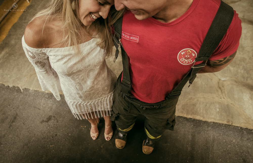 Ensaio pre wedding casal com noivo bombeiro no corpo de bombeiros , litoral de Sao Paulo pela fotografa premiada batalhao, E session romantico com água, farda, chuva e muito amor feito em Santos, litoral de Sao Paulo pela fotografa Nayara Andrade imagiart