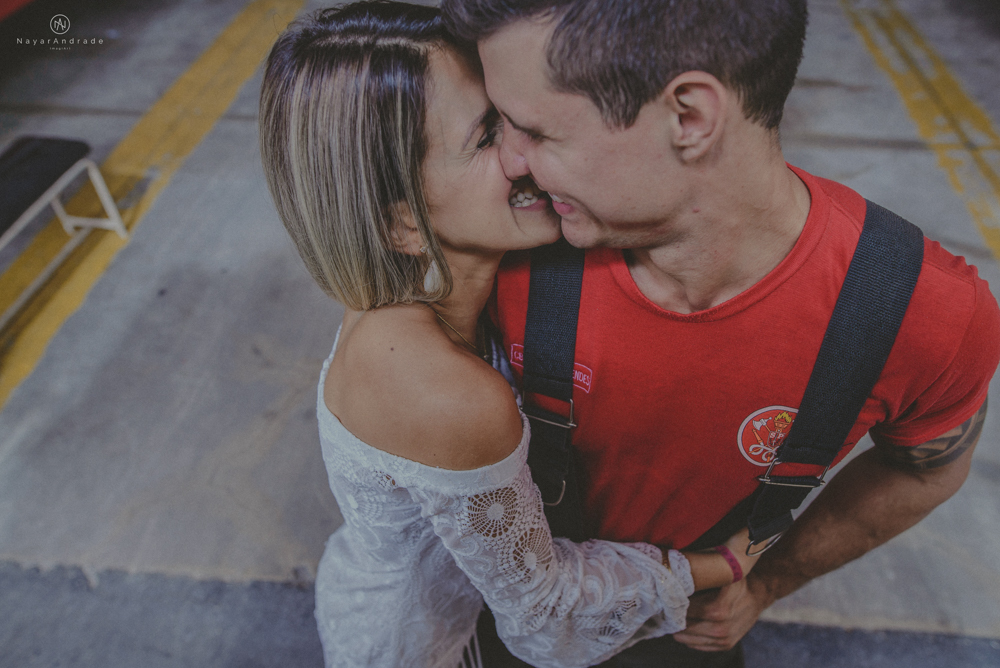 Ensaio pre wedding casal com noivo bombeiro no corpo de bombeiros batalhao, E session romantico com água, farda, chuva e muito amor feito em Santos, litoral de Sao Paulo pela fotografa Nayara Andrade imagiart