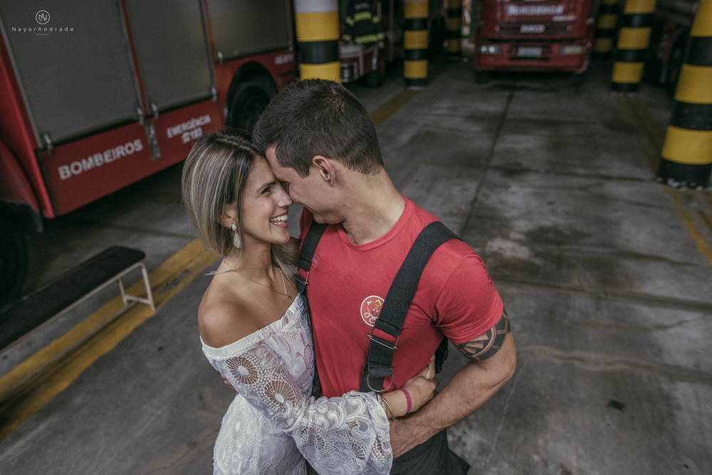 Ensaio pre wedding casal com noivo bombeiro no corpo de bombeiros batalhao, E session romantico com água, farda, chuva e muito amor feito em Santos, litoral de Sao Paulo pela fotografa Nayara Andrade imagiart