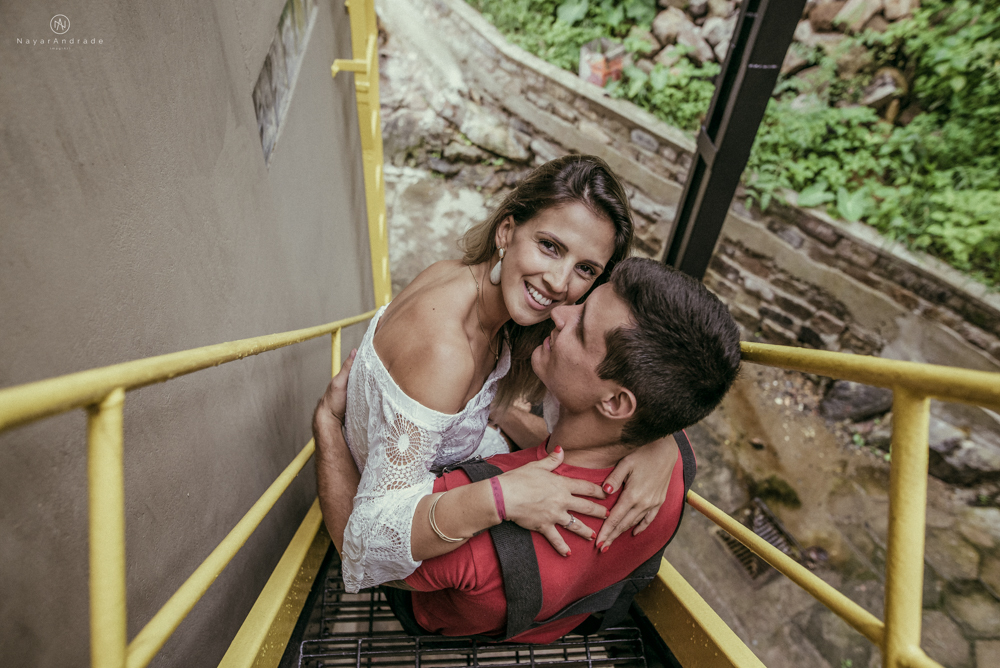 Ensaio pre wedding casal com noivo bombeiro no corpo de bombeiros batalhao, E session romantico com água, farda, chuva e muito amor feito em Santos, litoral de Sao Paulo pela fotografa Nayara Andrade imagiart