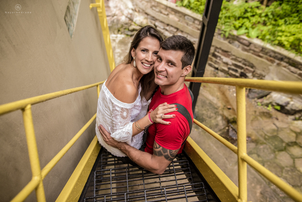 Ensaio pre wedding casal com noivo bombeiro no corpo de bombeiros batalhao, E session romantico com água, farda, chuva e muito amor feito em Santos, litoral de Sao Paulo pela fotografa Nayara Andrade imagiart