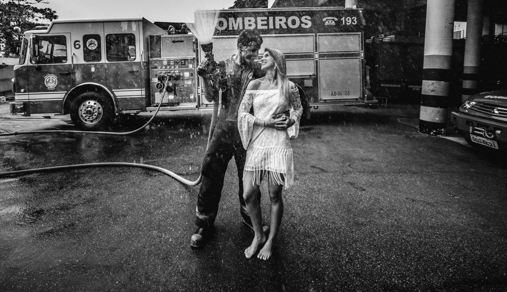 Ensaio pre wedding casal com noivo bombeiro no corpo de bombeiros batalhao, E session romantico com água, farda, chuva e muito amor feito em Santos, litoral de Sao Paulo pela fotografa Nayara Andrade imagiart