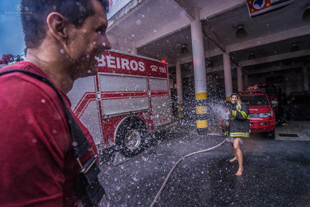 Ensaio pre wedding casal com noivo bombeiro no corpo de bombeiros batalhao, E session romantico com água, farda, chuva e muito amor feito em Santos, litoral de Sao Paulo pela fotografa Nayara Andrade imagiart