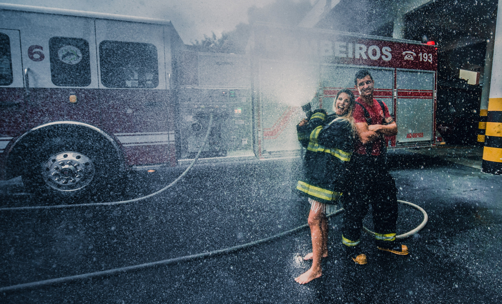Ensaio pre wedding casal com noivo bombeiro no corpo de bombeiros batalhao, E session romantico com água, farda, chuva e muito amor feito em Santos, litoral de Sao Paulo pela fotografa Nayara Andrade imagiart