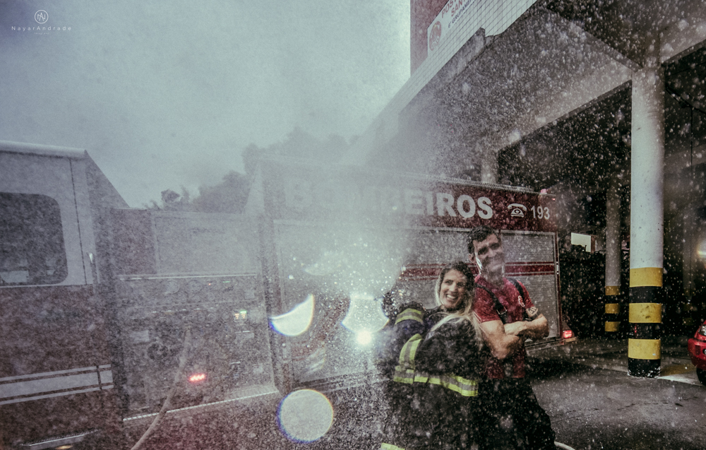 Ensaio pre wedding casal com noivo bombeiro no corpo de bombeiros batalhao, E session romantico com água, farda, chuva e muito amor feito em Santos, litoral de Sao Paulo pela fotografa Nayara Andrade imagiart