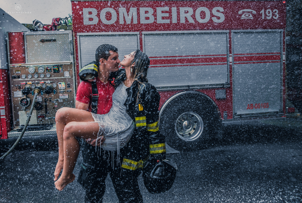 Ensaio pre wedding casal com noivo bombeiro no corpo de bombeiros batalhao, E session romantico com água, farda, chuva e muito amor feito em Santos, litoral de Sao Paulo pela fotografa Nayara Andrade imagiart