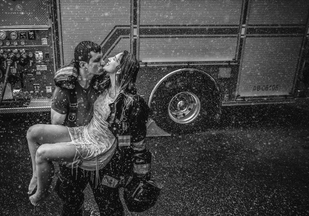 Ensaio pre wedding casal com noivo bombeiro no corpo de bombeiros batalhao, E session romantico com água, farda, chuva e muito amor feito em Santos, litoral de Sao Paulo pela fotografa Nayara Andrade imagiart