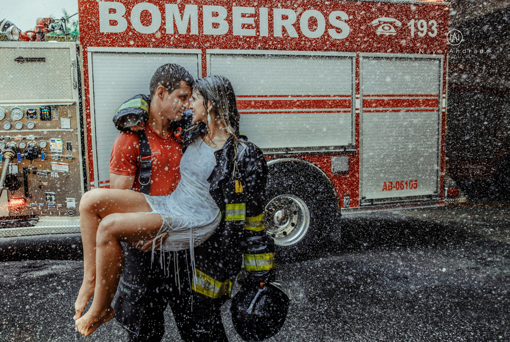 Ensaio pre wedding casal com noivo bombeiro no corpo de bombeiros batalhao, E session romantico com água, farda, chuva e muito amor feito em Santos, litoral de Sao Paulo pela fotografa Nayara Andrade imagiart