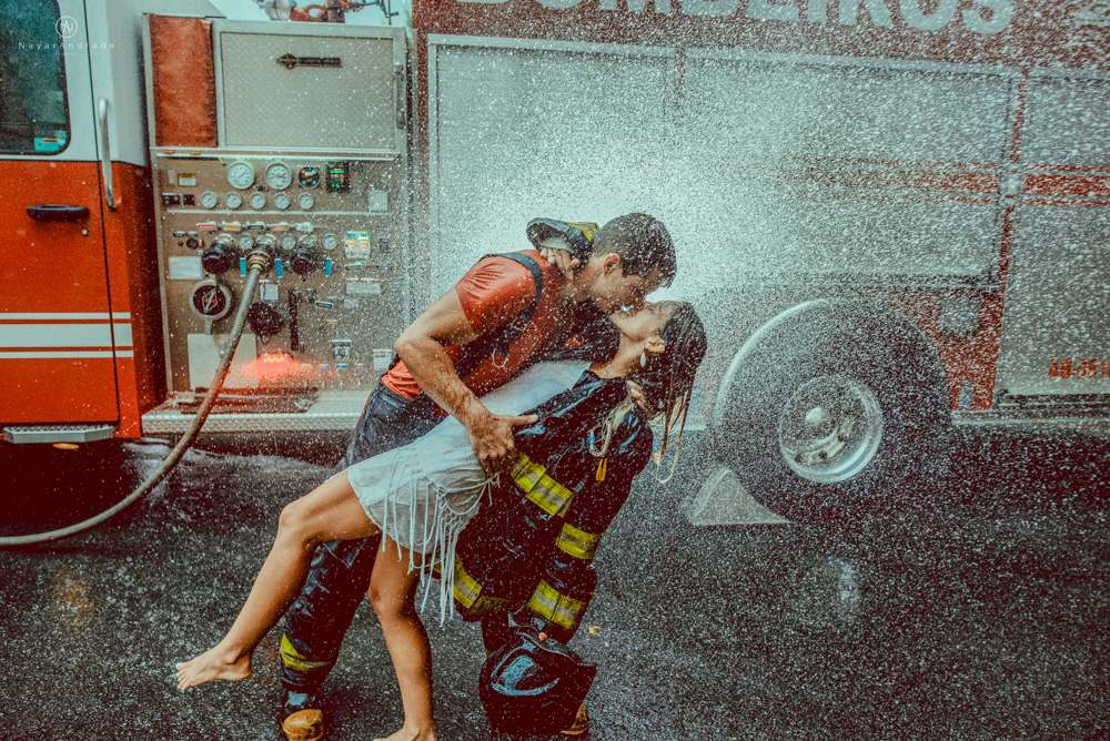 Ensaio pre wedding casal com noivo bombeiro no corpo de bombeiros , litoral de Sao Paulo pela fotografa premiada batalhao, E session romantico com água, farda, chuva e muito amor feito em Santos, litoral de Sao Paulo pela fotografa Nayara Andrade imagiart