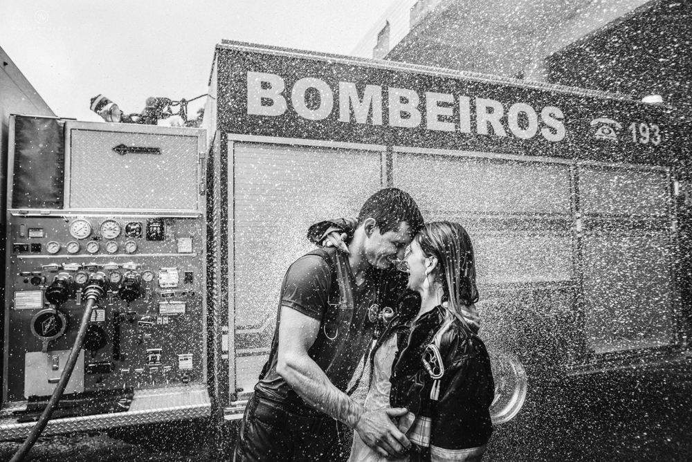Ensaio pre wedding casal com noivo bombeiro no corpo de bombeiros batalhao, E session romantico com água, farda, chuva e muito amor feito em Santos, litoral de Sao Paulo pela fotografa Nayara Andrade imagiart