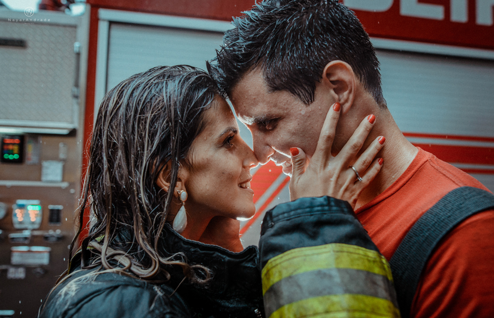 Ensaio pre wedding casal com noivo bombeiro no corpo de bombeiros , litoral de Sao Paulo pela fotografa premiada batalhao, E session romantico com água, farda, chuva e muito amor feito em Santos, litoral de Sao Paulo pela fotografa Nayara Andrade imagiart